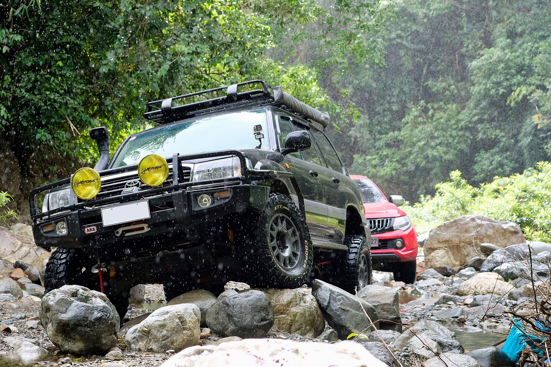 Toyota Land Cruiser J100 na felgach EVO Corse DakarZero